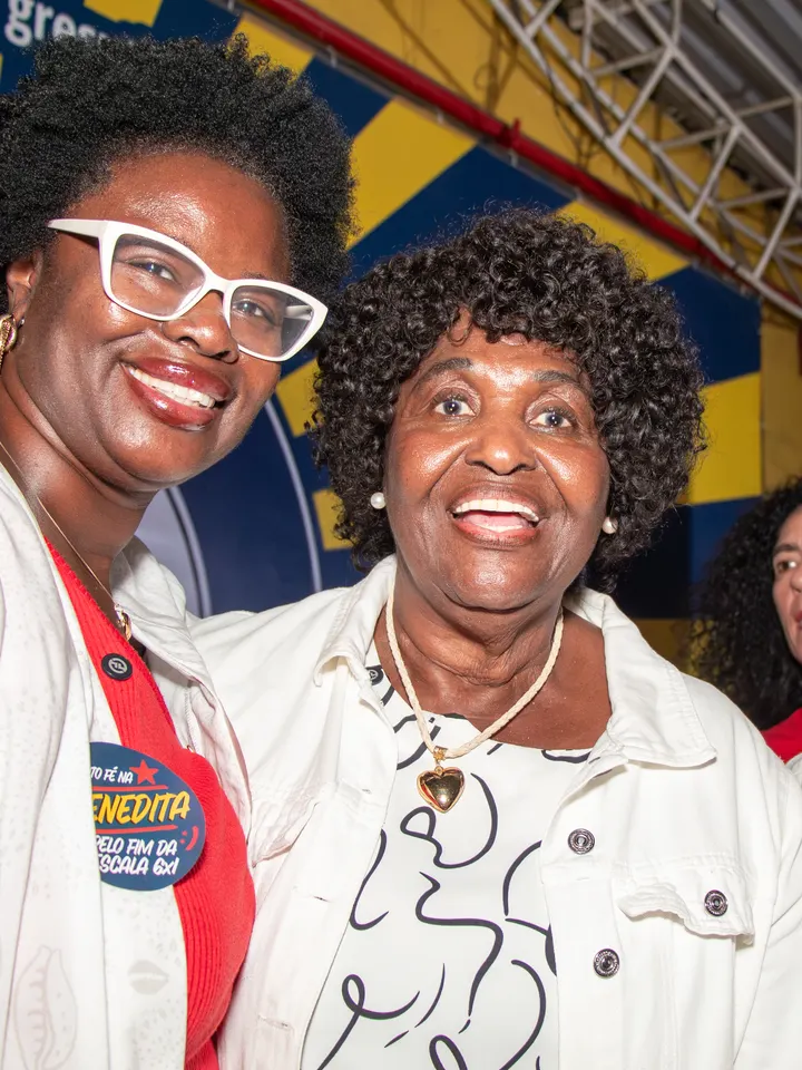 Rose lado a lado com Benedita da Silva, as duas sorrindo, num evento da campanha.